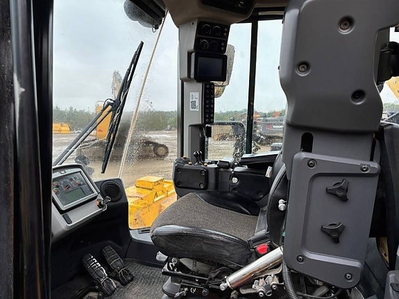 CAT 980 M 3 of 10