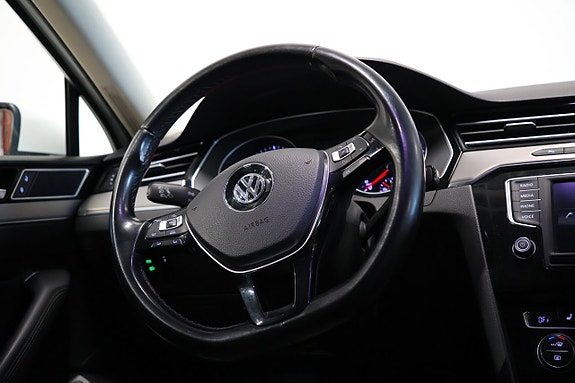 Volkswagen Passat 10 of 17