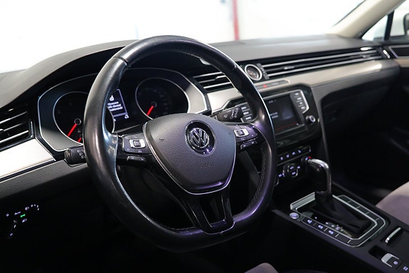 Volkswagen Passat 13 of 17
