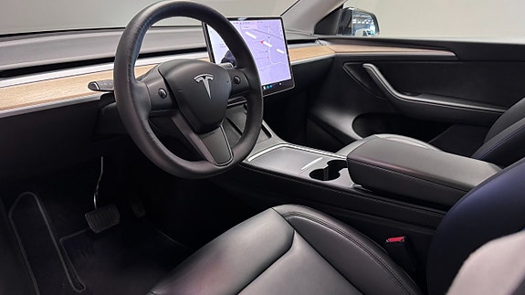 Tesla Model Y 7 of 22