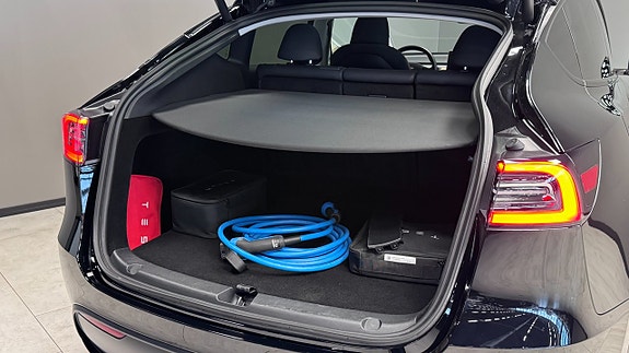 Tesla Model Y 16 of 22