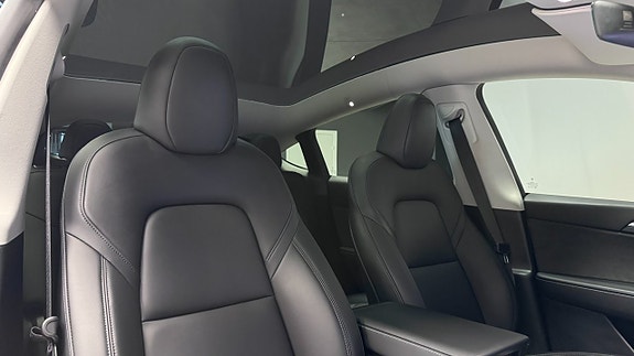 Tesla Model Y 13 of 22