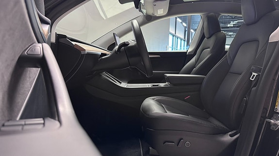 Tesla Model Y 8 of 22