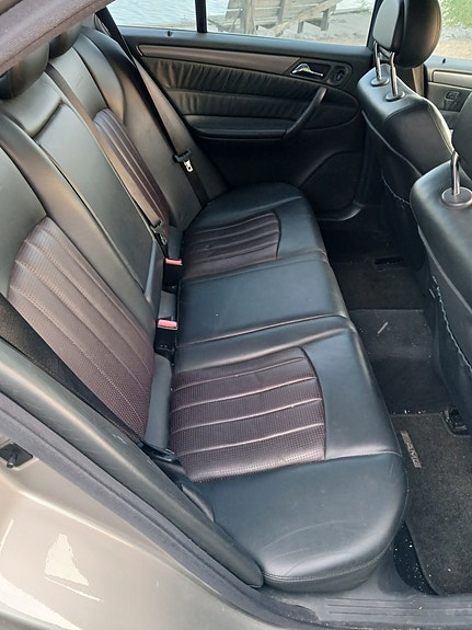 Mercedes-Benz C32 5 of 7