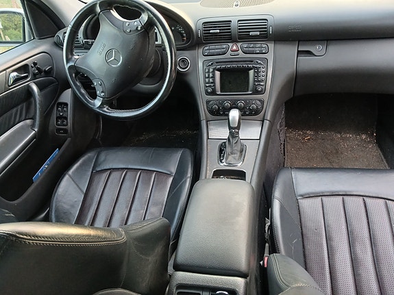 Mercedes-Benz C32 4 of 7