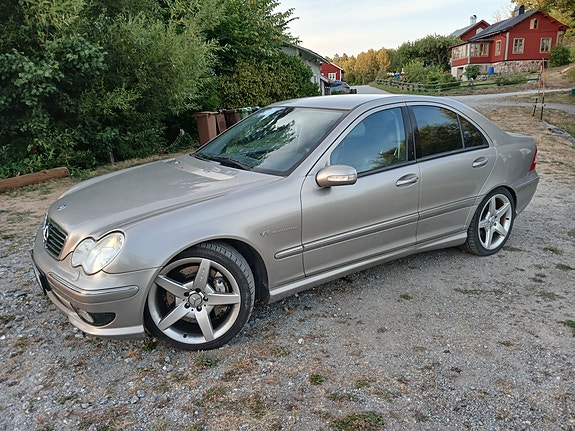 Mercedes-Benz C32 2 of 7