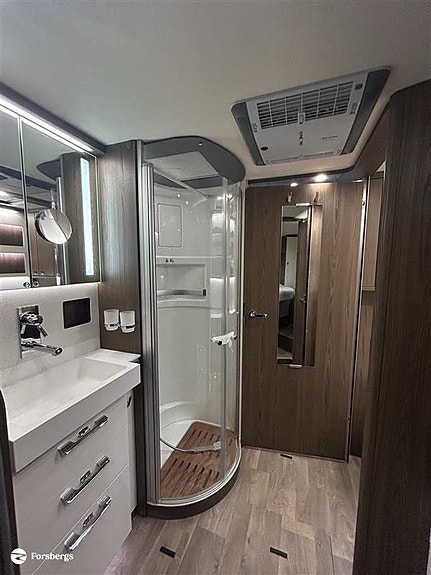 Hymer B890ML - Mercedes. Välvårdad bil med rätt utrustning för äventyr off gr 15 of 21