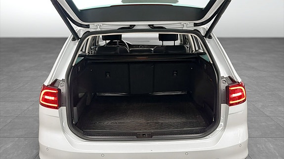 Volkswagen Passat 10 of 12