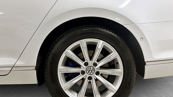 Volkswagen Passat 9 of 12