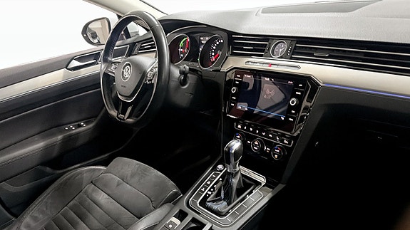 Volkswagen Passat 3 of 12