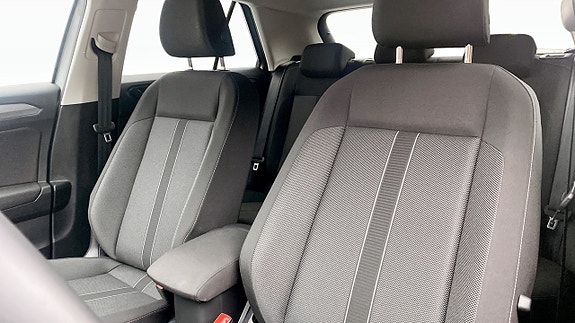 Volkswagen T-Roc 8 of 12