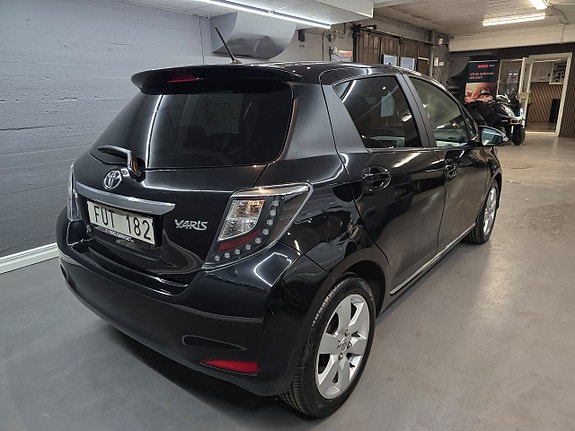 Toyota Yaris 3 of 8