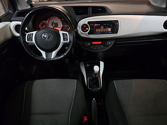 Toyota Yaris 5 of 8