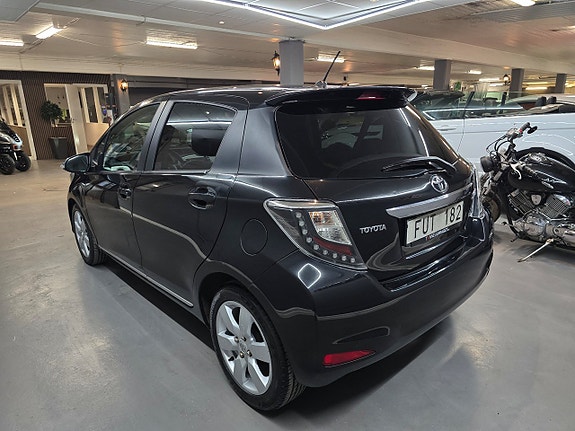 Toyota Yaris 4 of 8