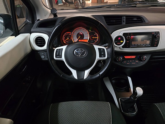 Toyota Yaris 6 of 8