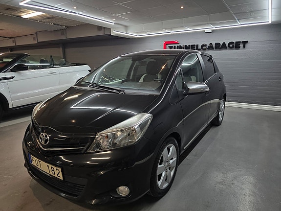 Toyota Yaris 2 of 8