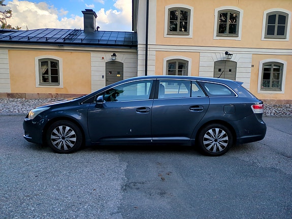 Toyota Avensis 2 of 13