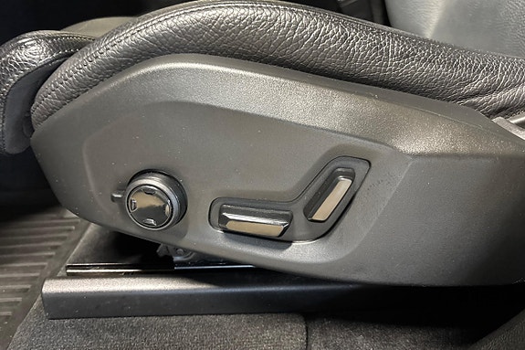 Volvo XC60 12 of 28