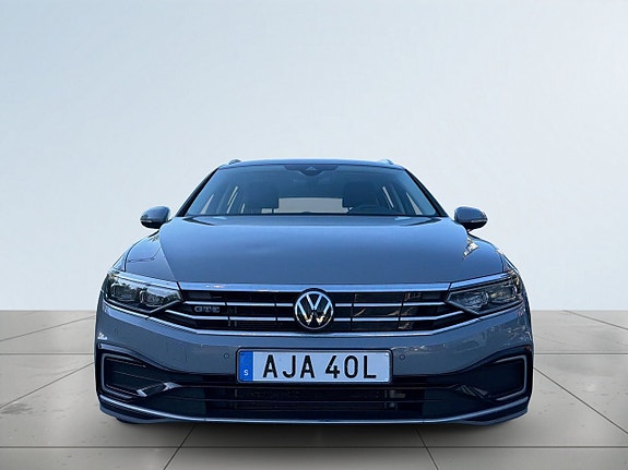 Volkswagen Passat 2 of 19