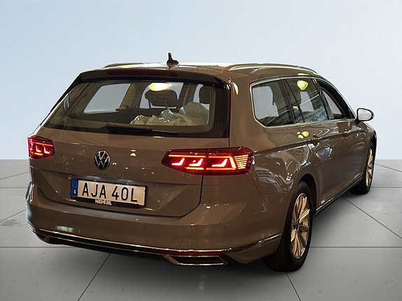 Volkswagen Passat 6 of 19