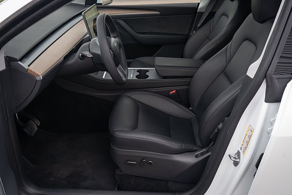 Tesla Model Y 9 of 16