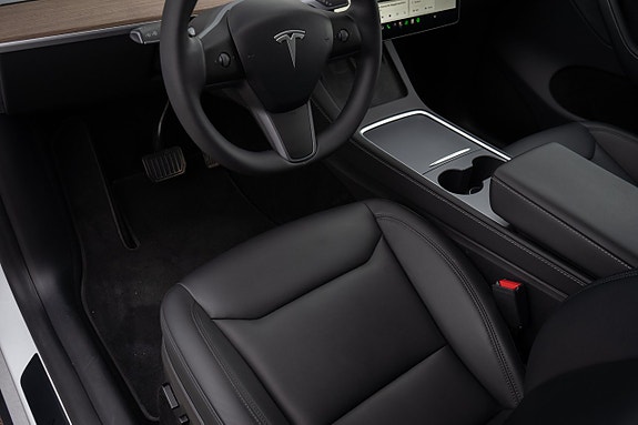 Tesla Model Y 13 of 16
