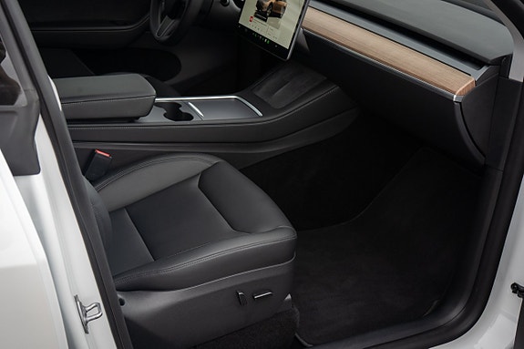 Tesla Model Y 14 of 16