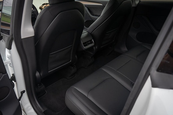 Tesla Model Y 12 of 16