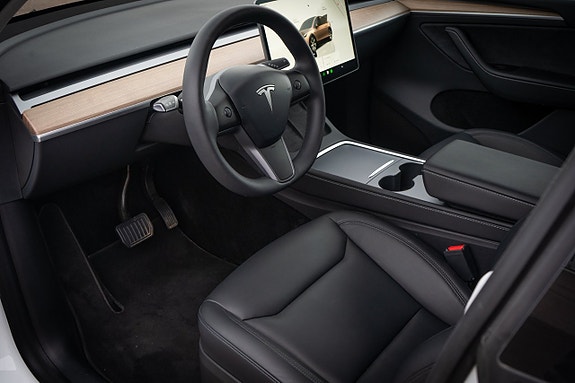 Tesla Model Y 10 of 16