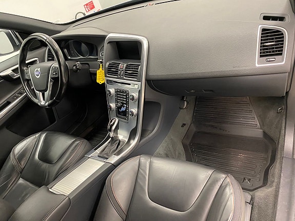 Volvo XC60 2 of 16