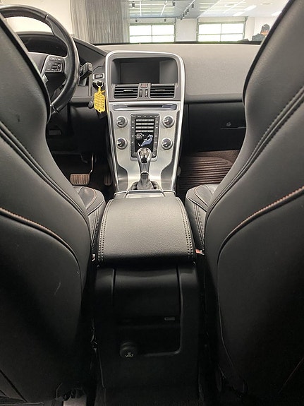 Volvo XC60 8 of 16