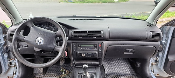 Volkswagen Passat 11 of 15