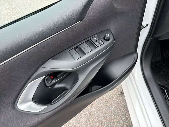 Toyota Yaris 13 of 23