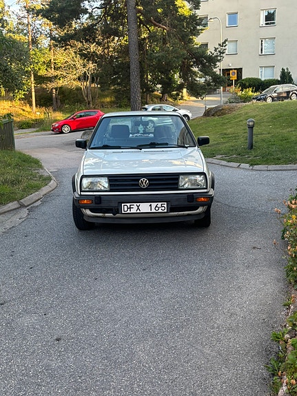 Volkswagen Jetta 2 of 3