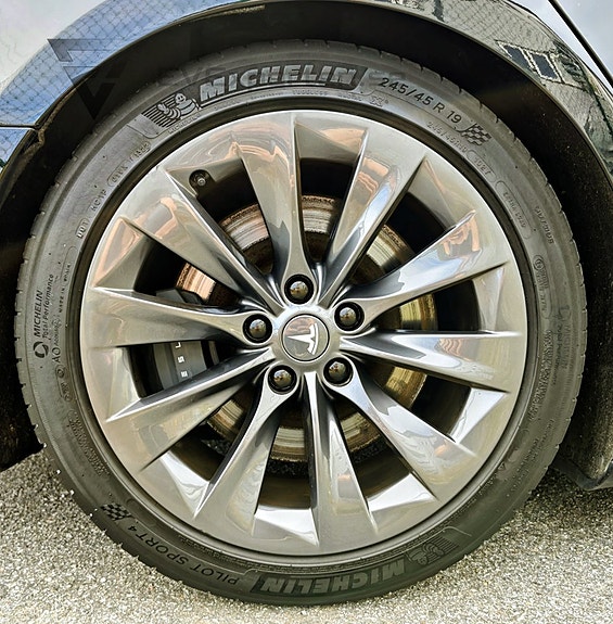 Tesla Model S 10 of 27