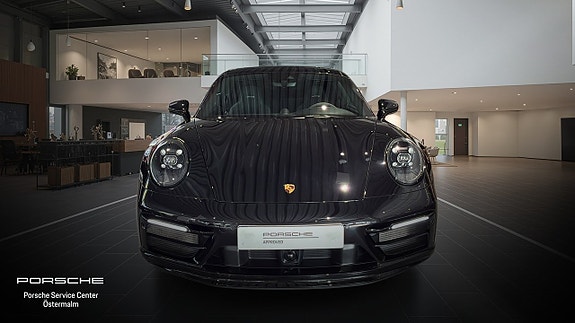 Porsche 911 Carrera 4 GTS 7 of 18