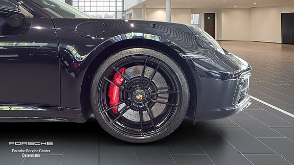 Porsche 911 Carrera 4 GTS 9 of 18