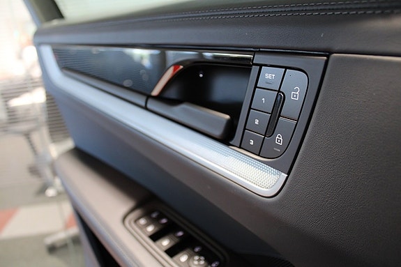 Porsche Cayenne S 11 of 21