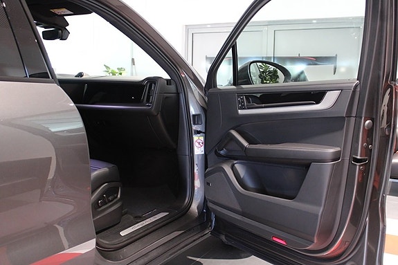 Porsche Cayenne S 9 of 21