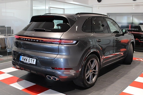 Porsche Cayenne S 7 of 21