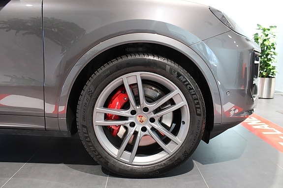 Porsche Cayenne S 8 of 21