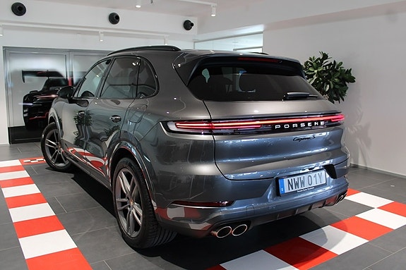 Porsche Cayenne S 2 of 21