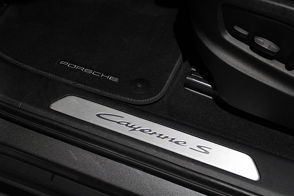 Porsche Cayenne S 12 of 21