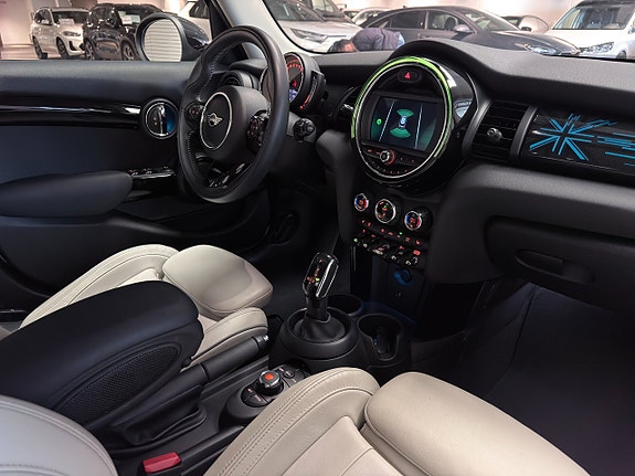 MINI Cooper 16 of 20