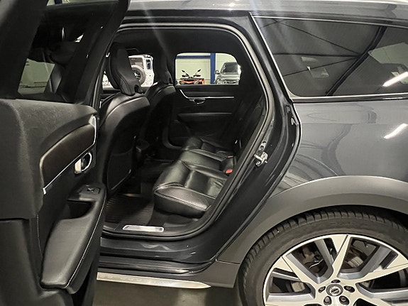 Volvo V90 Cross Country 13 of 26