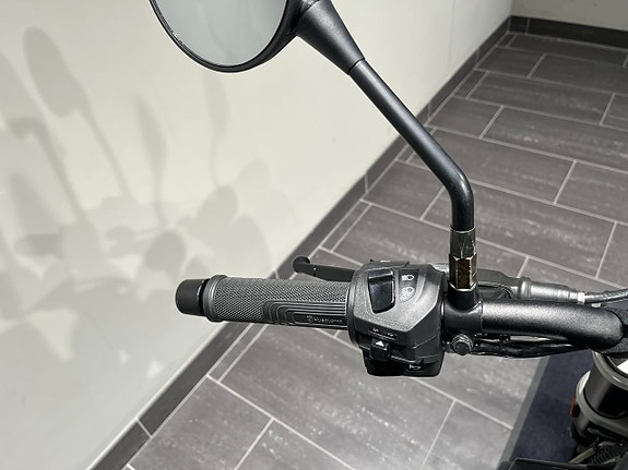 Husqvarna Svartpilen 401/Tankväska/Akrapovic/24mån Räntefritt 11 of 16