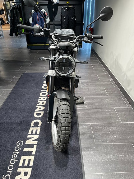 Husqvarna Svartpilen 401/Tankväska/Akrapovic/24mån Räntefritt 3 of 16