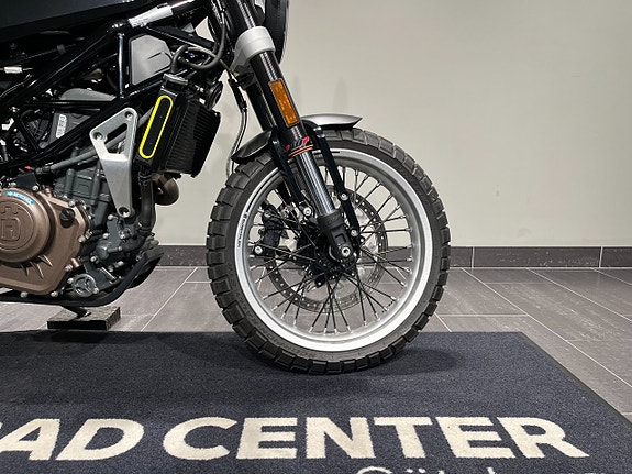 Husqvarna Svartpilen 401/Tankväska/Akrapovic/24mån Räntefritt 8 of 16