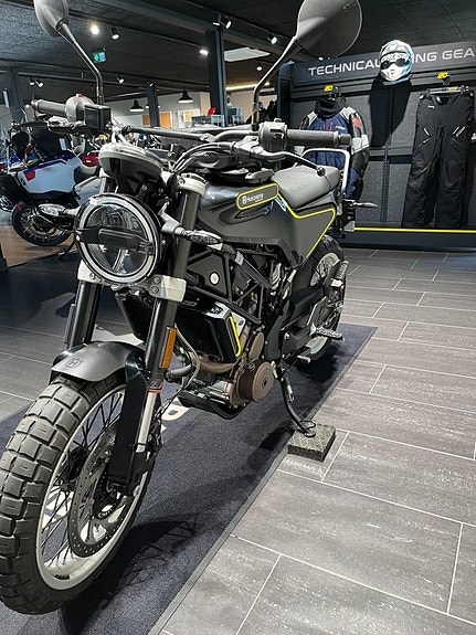 Husqvarna Svartpilen 401/Tankväska/Akrapovic/24mån Räntefritt 4 of 16