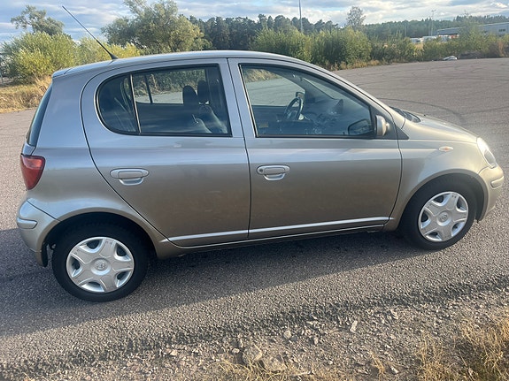 Toyota Yaris 8 of 9
